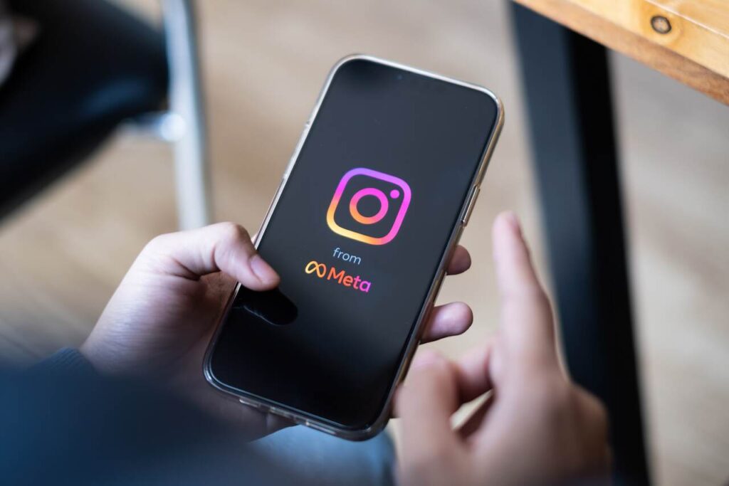 smartfon z logo instagram na ekranie
