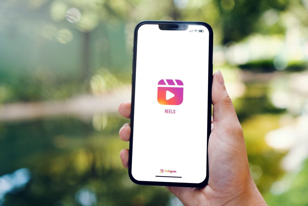 smartfon z logo instagram reels na ekranie