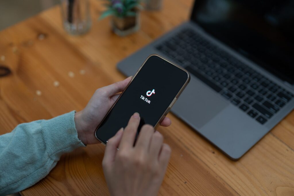 smartfon na którego ekranie wyświetla się logo tiktok