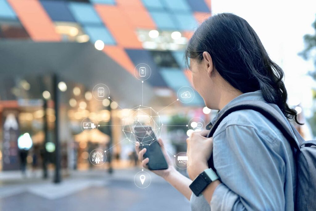 zdjęcie przedstawiające kobietę trzymającą w ręku smartfon oraz wizulaizacja omnichannel