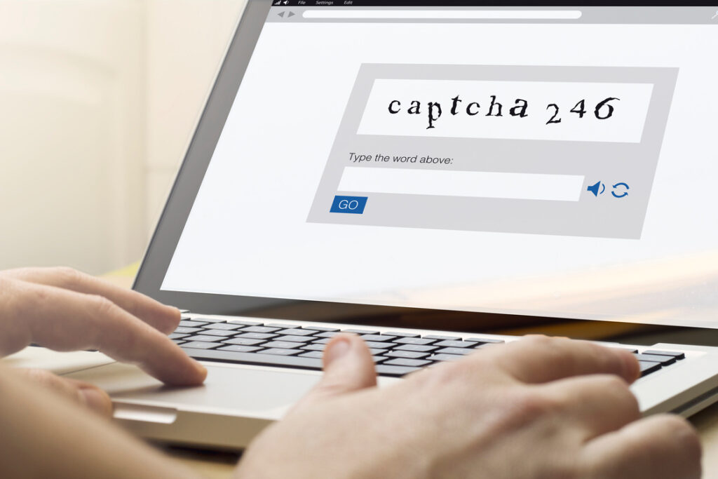 recaptcha na ekranie komputera