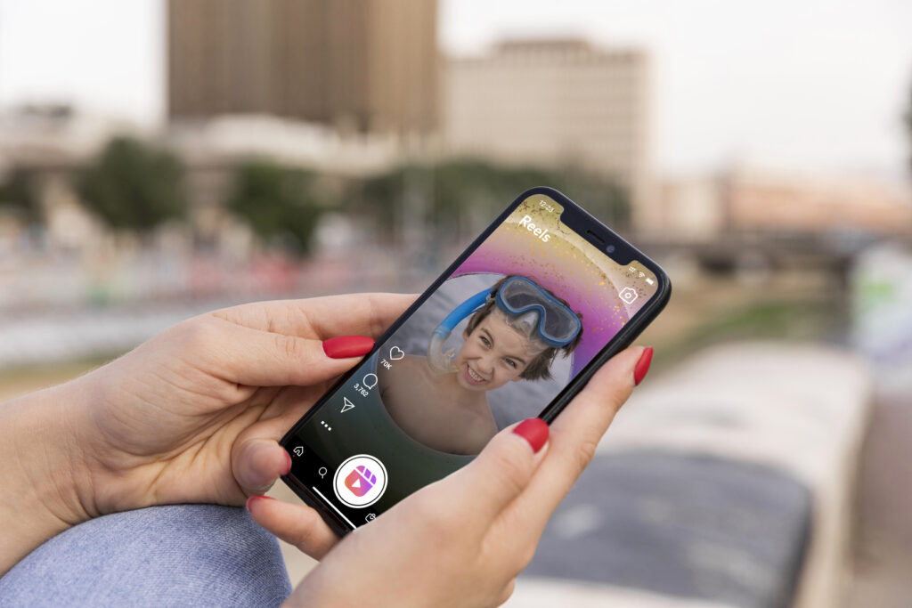 Pierwsze 3 sekundy rolki na Instagramie, ekran telefonu