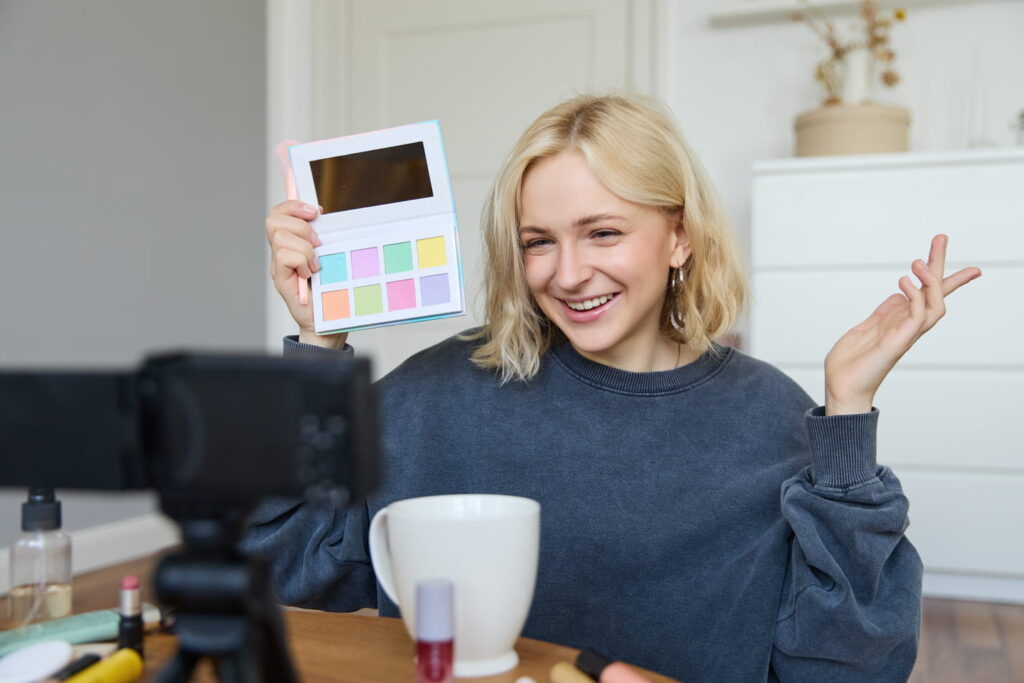 kobieta reklamująca kosmetyki przed kamerą