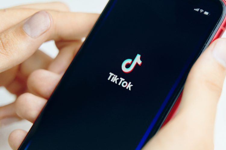 TikTok Shop w Polsce - kompletny przewodnik dla sprzedawców [2026] Smartfon z logotypem tiktok